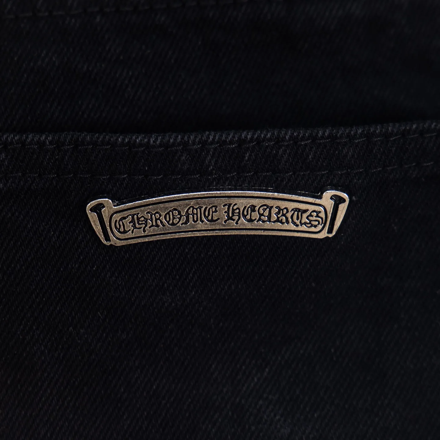 P260 Chrome Hearts Black Pants Sanskrit Red and White Patch Leather Jeans CH jeans need to be washed before being dismantled and then hand-stitched with sheepskin cross leather and then spliced ​​together. The whole piece has too many craftsmanship to explain. The patches are decorated with cross patterns and the high-waisted washed jeans! ! Absolutely high-end luxury products, god-level single products and super popular products, made with top heavy industry, a must-see magic weapon. Customized hardware. The fabric is thick and soft after washing. It has good breathability. Customized small leather label. Unique design. The details are simple and elegant, and the workmanship is exquisite. The entire trousers are neatly routed and the details are in place! It’s so cool that both men and women can easily control the genderless trend! Style number: 1872# Color: black Size: 28 30 32 34